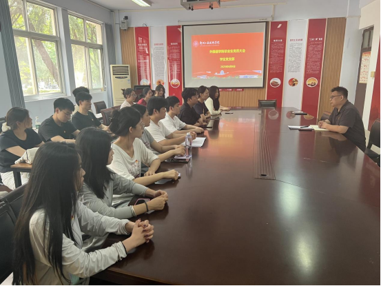 外国语学院党总支书记为毕业班党员上专题党课——传承家国情怀  牢记使命担当