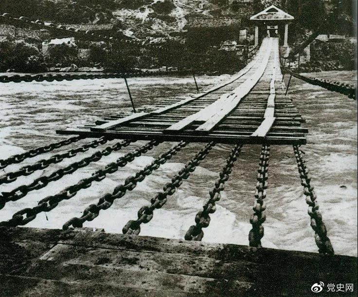 ãã1935å¹´5æ29æ¥ï¼ä¸å¤®çº¢å左纵éå
头é¨é卿³¸å®æ¡¥è¥¿å¤´å起夺桥ææï¼è婿¢å 大桥ãå¾ä¸ºæ³¸å®æ¡¥ã