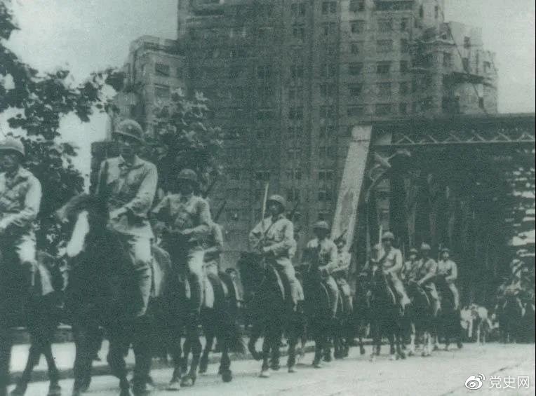 ãã1949å¹´5æï¼äººæ°è§£æ¾åæ¼çéå®ä¸æµ·çæå15ä¸äººï¼è§£æ¾äºè¿ä¸ªä¸å½æå¤§çåå¸ãå¾ä¸ºè§£æ¾åè¿é©»ä¸æµ·ã